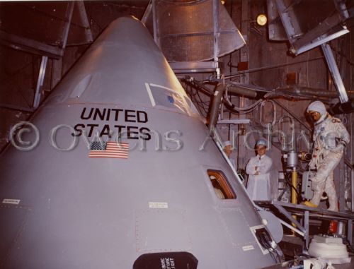 Apollo 1 crew enter command service module 012 for testing