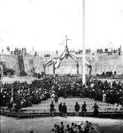 Crowd inside Fort Sumter for flag-raising