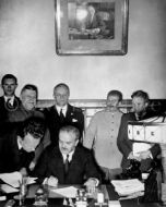 German and Soviet Officials Sign Nonaggression Pact