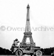 Soldiers with 4th Infantry Look at Eiffel Tower