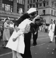 Carl Muscarello and Edith Shain Kissing on V-J Day