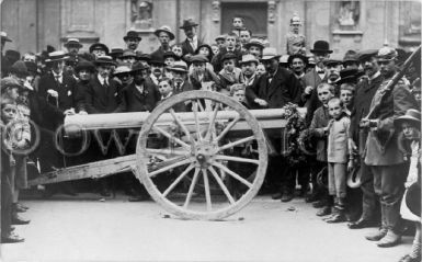 German civilians next to cannon, Berlin