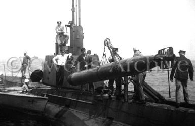 Loading a torpedo into sub, 1918